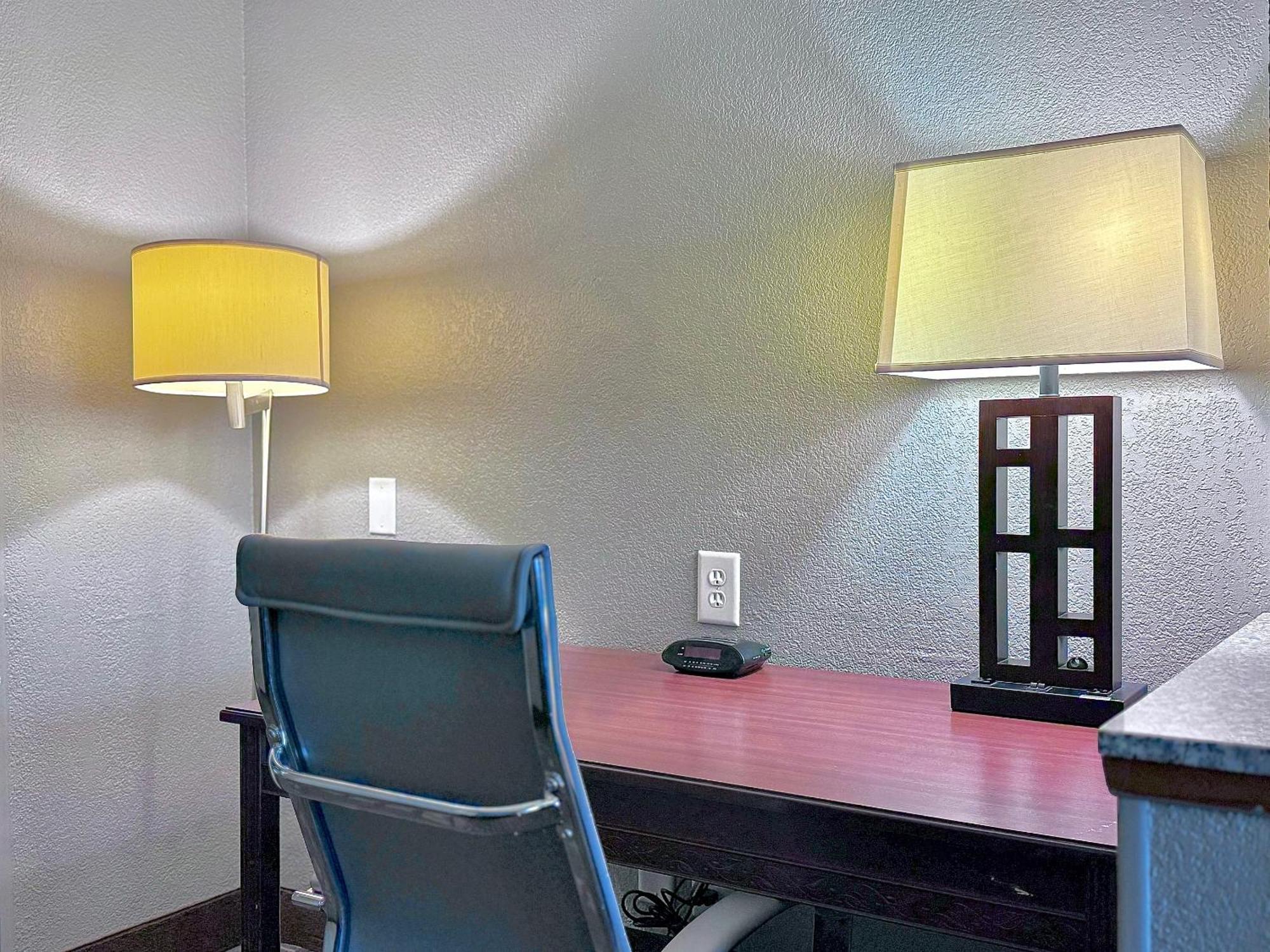 American Inn Cedar Rapids South ภายนอก รูปภาพ