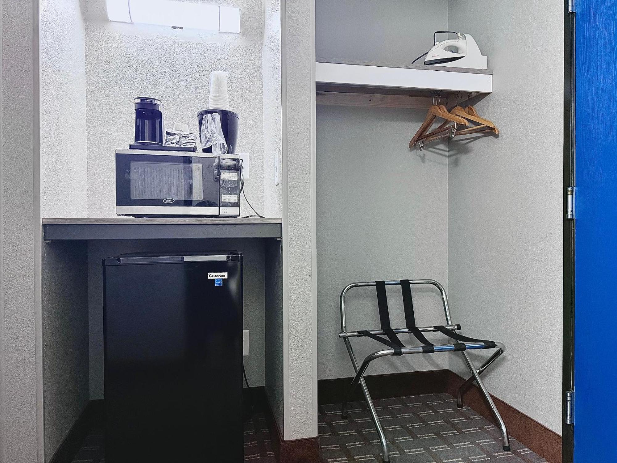 American Inn Cedar Rapids South ภายนอก รูปภาพ